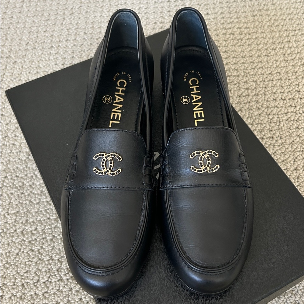 Chanel CC Black and Gold Chain Loafers Flats Size 38.5 Runs Small Like 7.5 or 8